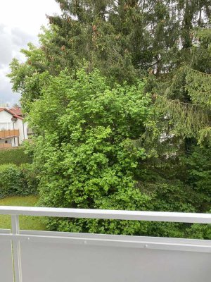 Tolle Lage - NEU RENOVIERTE - 2 Zimmer Wohnung mit Balkon und großzügigem Grundriss