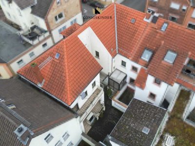 Zwei große Einheiten mit separaten Zugängen in einem Haus plus Hofgebäude. Sofort frei u. beziehbar!