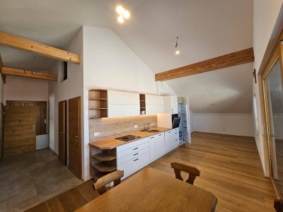 Dachgeschosswohnung mit Lift, Klimaanlage, Balkon und Parkplätzen