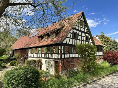 Denkmalgeschütztes Fachwerkhaus mit Scheune und großem Grundstück