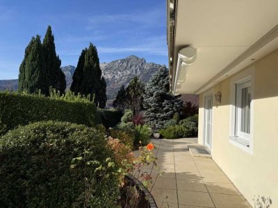 Exklusive 2-Zimmer-Wohnung mit umlaufender Terrasse und Bergpanorama.
