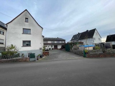 Vielseitig nutzbare Immobilie mit 2 Wohneinheiten und Gewerbefläche in Görgeshausen