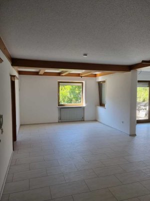Moderne und stilvolle 2,5-Zi.-Whg., renoviert/saniert, EBK, Kachelofen, Terrasse und eigenen Garten