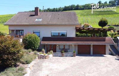 +++ Ein Wohntraum: Zweifamilienhaus mit Terrasse, Balkon, EBK, Garten und Garagen in Durbach +++