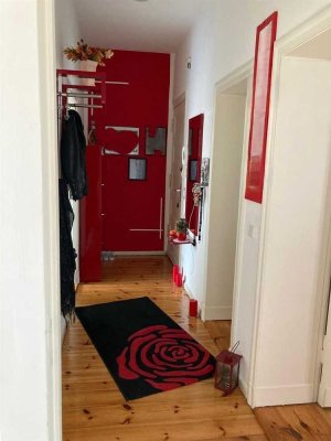 Ruhige Altbau-Oase in Lichtenberg mit Balkon im Grünen – Starkes Investment