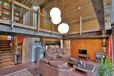 Einzigartiges Architektenhaus im Split-Level-Stil mit Carports und Outdoor-Lounge