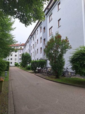 Geschmackvolle 3-Zimmer-Wohnung mit gehobener Innenausstattung mit Balkon und EBK in Augsburg