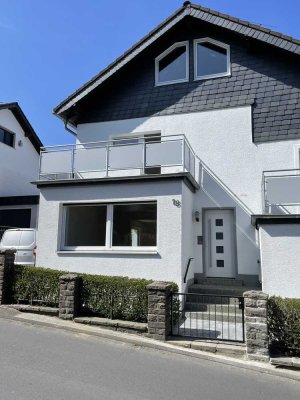 Renovierte Doppelhaushälfte Zentrum; Glasfaser, Garten, Carport und separate Garage