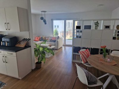 Moderne 2,5-Raum-EG-Wohnung im Zentrum von RV (mit EBK, Terrasse & Stellplatz)