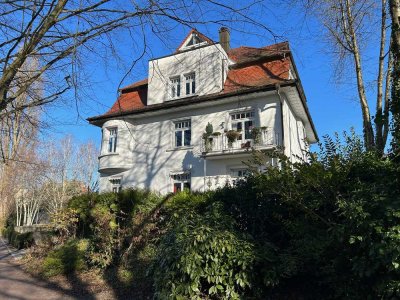 Stilvolle Wohnung mit Blick aufs Wasser in einzigartiger Villa