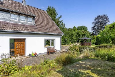 Wohnen mit Charme: Großzügiges Einfamilienhaus mit zwei Einliegerwohnungen und Traumgarten in Hat...