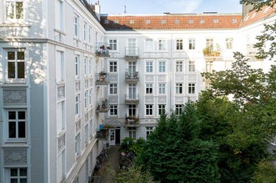 Sehr schöne stilgerechte 2 Zimmer  Altbau-Wohnung mit Westbalkon in Top-Lage von Winterhude!