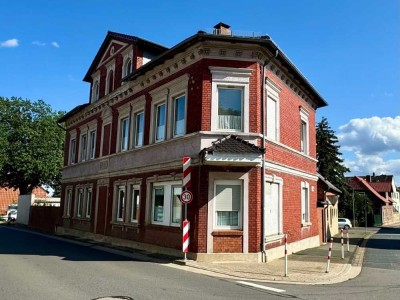 Platz für die ganze Familie - Dreifamilienhaus in zentraler Lage Graslebens.