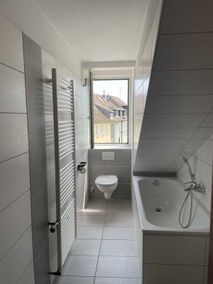 Essen-Zentrum, helle DG-Wohnung, 2,5 Zimmer, Dusche + Wanne, Satelliten-TV