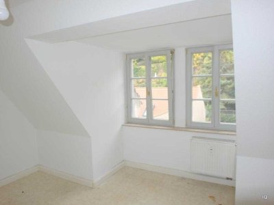 Ab Dezember 2025: Einfache, kleine 3-Zimmer-Dachwohnung mit Badewanne in der Nähe vom Markt