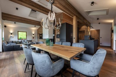 Alpine Eleganz in Liftnähe – Exklusive Dachgeschosswohnung in Jochberg