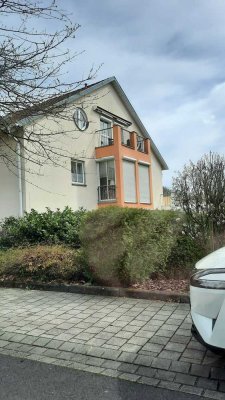 Exklusive 2 Zimmer Wohnung voll möbiliert mit Balkon ins grüne