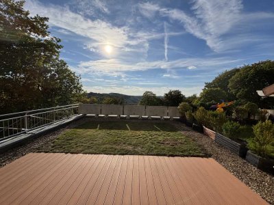 Attraktive, frisch renovierte 4-Zimmer-Wohnung, lichtdurchflutet mit traumhaften Ausblick