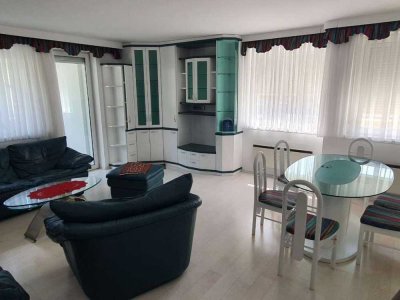 Schöne und gepflegte 2,5-Zimmer-Wohnung mit gehobener Innenausstattung mit Balkon und EBK in Siegen