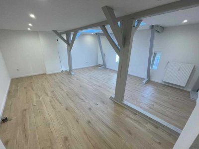 Freundliche 4,5-Zimmer-DG-Wohnung mit offenen Balken und EBK in Magdeburg