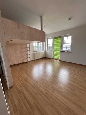 1-Raum-Wohnung mit Einbauküche und eingebautem Hochbett