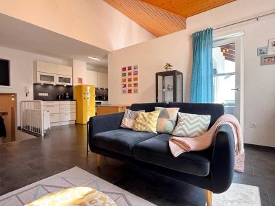 Schicke möblierte Maisonette-Wohnung mit großem Balkon und Blick in die Rheinebene