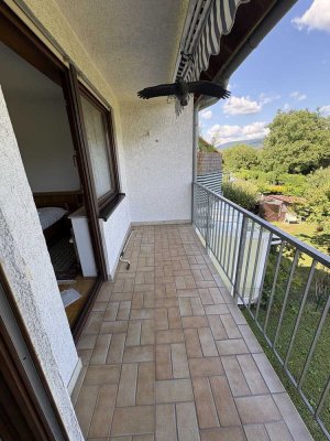 Gepflegtes Mehrfamilienhaus mit 3 Wohneinheiten, Garten und Balkonen.