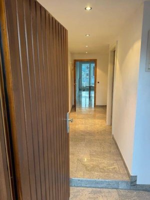 Zentral gelegene Wohnung samt Tiefgarage, Wintergarten und Balkon