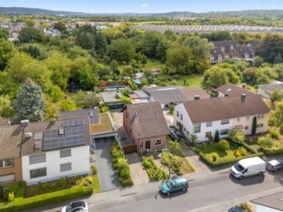 Freistehendes Einfamilienhaus, voll unterkellert, verklinkert, mit Doppelgarage und Pool