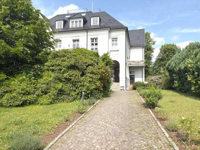 Charmante Penthouse-Wohnung in stilvoller Villa mit Dachterrasse & Aufzug – zentrale Lage