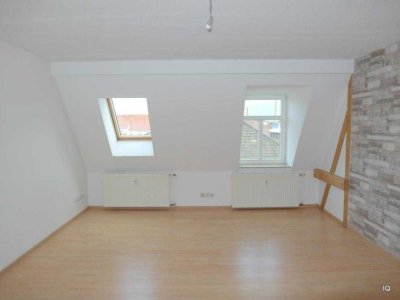 Gemütliche 2-Zimmer-Dachwohnung mit Einbauküche, Laminatboden & Badewanne