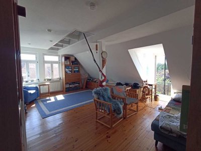 Geschmackvolle vollmöblierte 1,5-Raum-Maisonette-Wohnung mit Balkon und Einbauküche in Bokensdorf