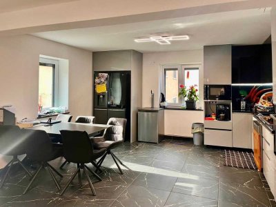Charmantes Zweifamilienhaus mit saniertem Wohnbereich und Ausbaupotenzial auf großem Grundstück