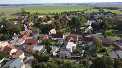Ländlich wohnen – stadtnah leben! 
Großes Familienhaus mit Pool, Garten und Einliegerwohnung.