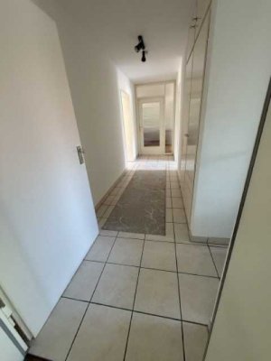 Stilvolle und Teil-möblierte 4-Raum-Wohnung mit Balkon und Einbauküche in Stuttgart