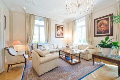 Stilvoll wohnen, professionell arbeiten: Stilaltbau-Villa mit Gartenidylle im Herzen von Hietzing!