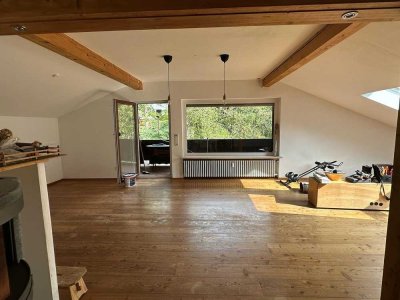 Großzügige 4-Zimmer-Dachgeschosswohnung mit Balkon in ruhiger Lage von Berg / Maxhöhe