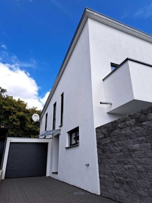 Moderne Doppelhaushälfte mit ebenerdigem Pool & Sauna in bester Lage von Gärtringen