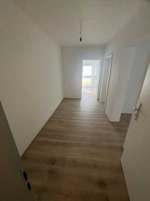 Erstbezug nach Sanierung: Stilvolle 3-Zimmer-Wohnung nahe Seepark mit Balkonen