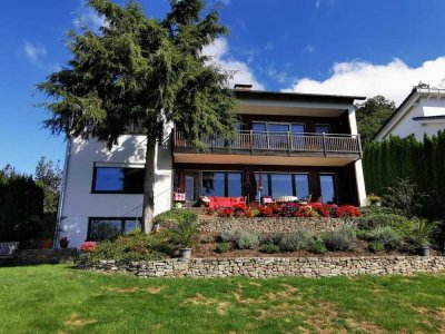 Deggendorf Höhenlage: 3-Fam.-Haus in ruhiger Anliegerstraße u. 977 m2 Gartengrundstück, bezugsfrei!