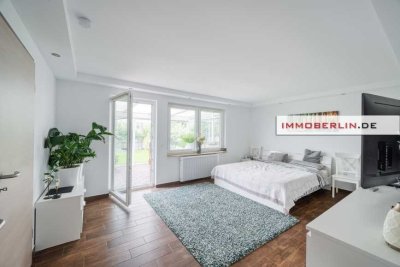 IMMOBERLIN.DE - Entzückender Bungalow mit Gartenidylle & Wintergarten im Berliner Speckgürtel