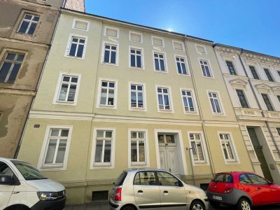 Frisch renoviert! Gemütliche 2-Raum-Erdgeschosswohnung mit großer Küche & Tageslichtbad!