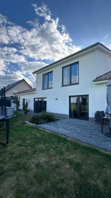 Großzügiges, saniertes Einfamilienhaus mit Garten und Carports