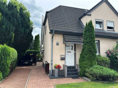 Liebevoll saniertes Reihenendhaus mit großem Gartenparadies und Carport in ruhiger Wohnlage!