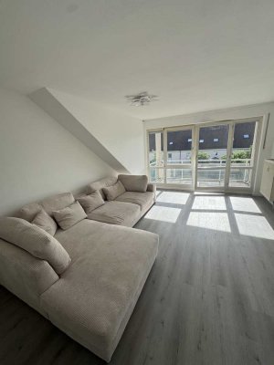 Stilvolle, neuwertige 2-Zimmer-Dachgeschosswohnung mit geh. Innenausstattung mit Balkon und EBK