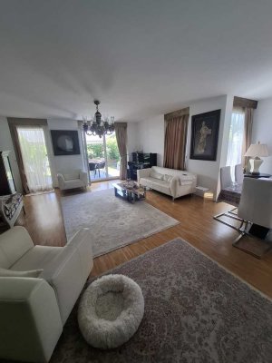 Exklusive 4-Zimmer-Wohnung in Unterföhring auf 2 Etagen mit Garten, Balkon und TG