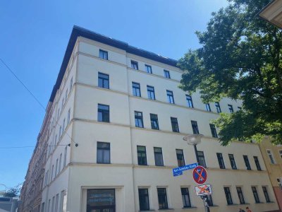 WG geeignet, Balkon und Einbauküche in beliebter Etage und zentraler Lage!