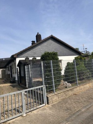 Großzügiger Bungalow mit Doppelgarage, Wintergarten & Gartenidylle – in Dannstadt-Schauernheim