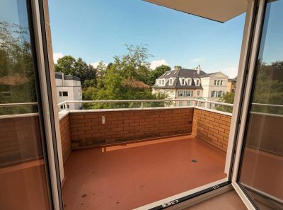 Zehlendorf: Frisch renovierte 2-Zimmer Wohnung mit Balkon & Stellplatz im obersten Geschoss