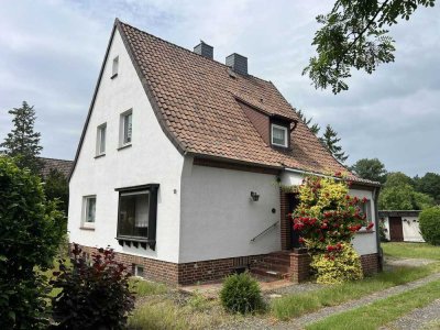Charmantes Siedlungshaus auf 2.890 m² Baugrundstück mit Keller, 2 Garagen und überdachter Terrasse
